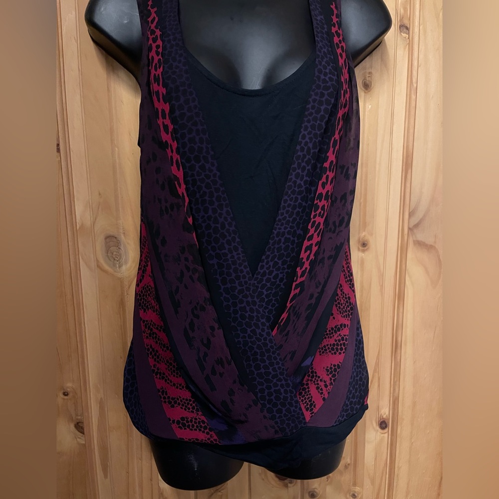 Pretty sleeveless Express top with great scoop neck with front v draping.